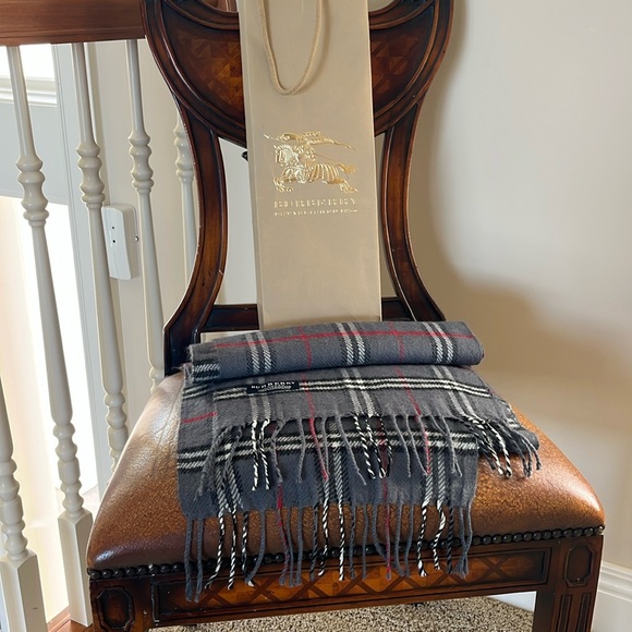 Burberry Scarf with original gift bag - Picture 4 of 5